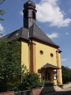 Das Bild zeigt das Portal der katholischen Kirche St. Walburga in Friesenheim