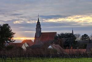 Blick auf die Gustav-Adolf-Kirche von Nordosten. Im Hintergrund die Turmspitze der Friedhofskirche