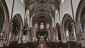 Innenraum der kath. Heilig-Kreuz-Kirche