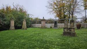 Dekorative Grabsteine in der Grünanlage vor der Horchheimer Friedhofskirche, früherer Standort des Friedhofs