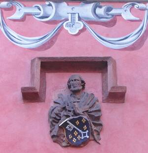 Wappen des Bistums Worms und der Bistumspatron St. Petrus am ehem. Wormser Bischofshof in Ladenburg.