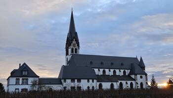 Die Heilig-Kreuz-Kirche und Pfarrhaus von Norden