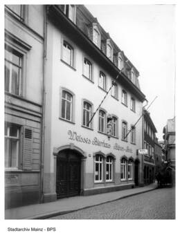 Hier wurde untergäriges Bier gebraut. Gaststätte Weißes Bierhaus in der Rosengasse 17