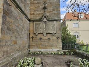 Denkmaltafel für die Gefallenen des Ersten Weltkriegs an der katholischen Kirche St. Martin in Wiesoppenheim.