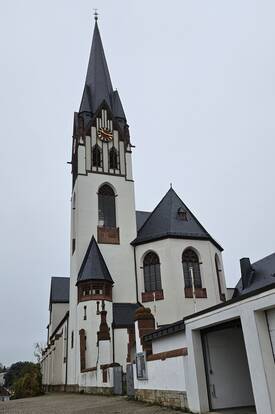 Turm und Chor der kath. Heilig-Kreuz-Kirche