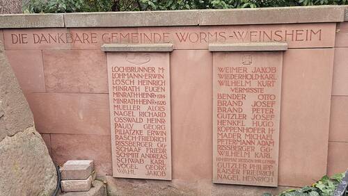 Gedenktafeln für die Gefallenen des Zweiten Weltkriegs am Gedenkkreuz in Weinsheim