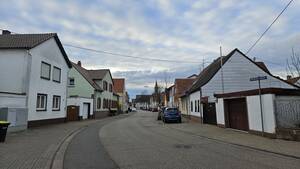 Weinsheimer Hauptstraße, im Hintergrund Turm der St. Bonifatiuskirche