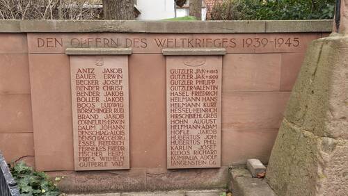 Gedenktafeln für die Gefallenen des Zweiten Weltkriegs am Gedenkkreuz in Weinsheim