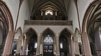 Orgel auf Empore über dem Hauptportal der kath. Heilig-Kreuz-Kirche