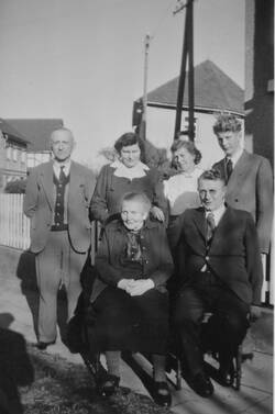 Familienfoto "Bendersch" 1954, im Hintergrund H13 und H14.