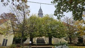 Evangelische Gustav-Adolf-Kirche, Blick von der Hauptstraße mit vorgelagerter Grünanlage