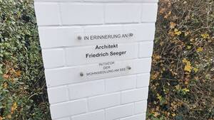 Plakette zur Erinnerung an Architekt Friedrich Seeger am Eingang der Siedlung am See.