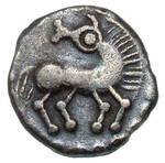 Antiker Quinar aus Silber, der entsprechend dem Bild der Vorderseite auch "Tanzendes Männlein" genannt wird. Die Rückseite zeigt ein Pferd mit Strichmähne.