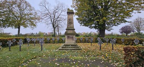 Anlage des Kriegerdenkmals 1870/71 mit Denkmal und eisernen Grabkreuzen